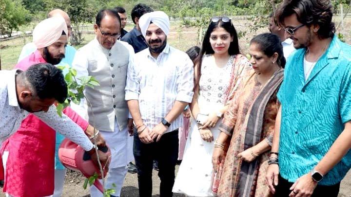 मुख्यमंत्री श्री चौहान ने आम, बरगद, सप्तपर्णी और करंज के पौधे रोपे